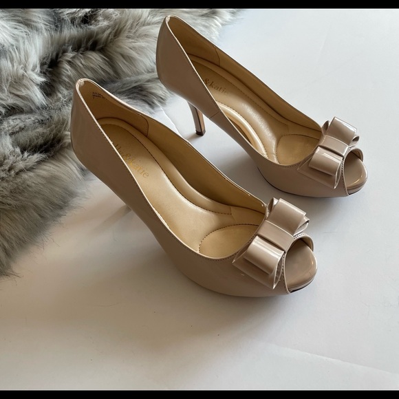Kelly&Katie Nude patent comfort peep toe 3” heel - Picture 2 of 7
